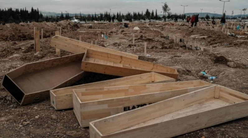 شاب سوري يعود إلى الحياة أثناء دفنه بعد الزلزال